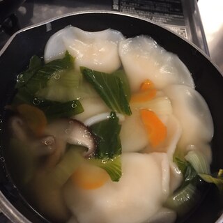 チンゲン菜の水餃子入り中華スープ